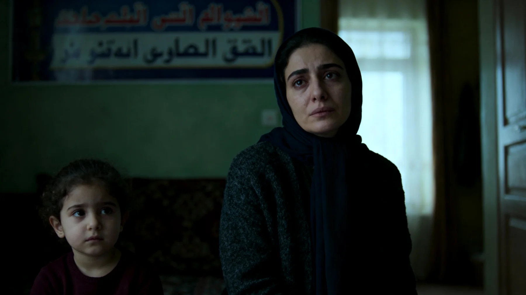 Anne, küçük çocuğuyla duygusal bağ kurmakta zorlanıyor; duyguları ifade etmekte güçlük çekiyor ve çocuğunun duygusal ihtiyaçlarını anlamada kendini yetersiz hissediyor."