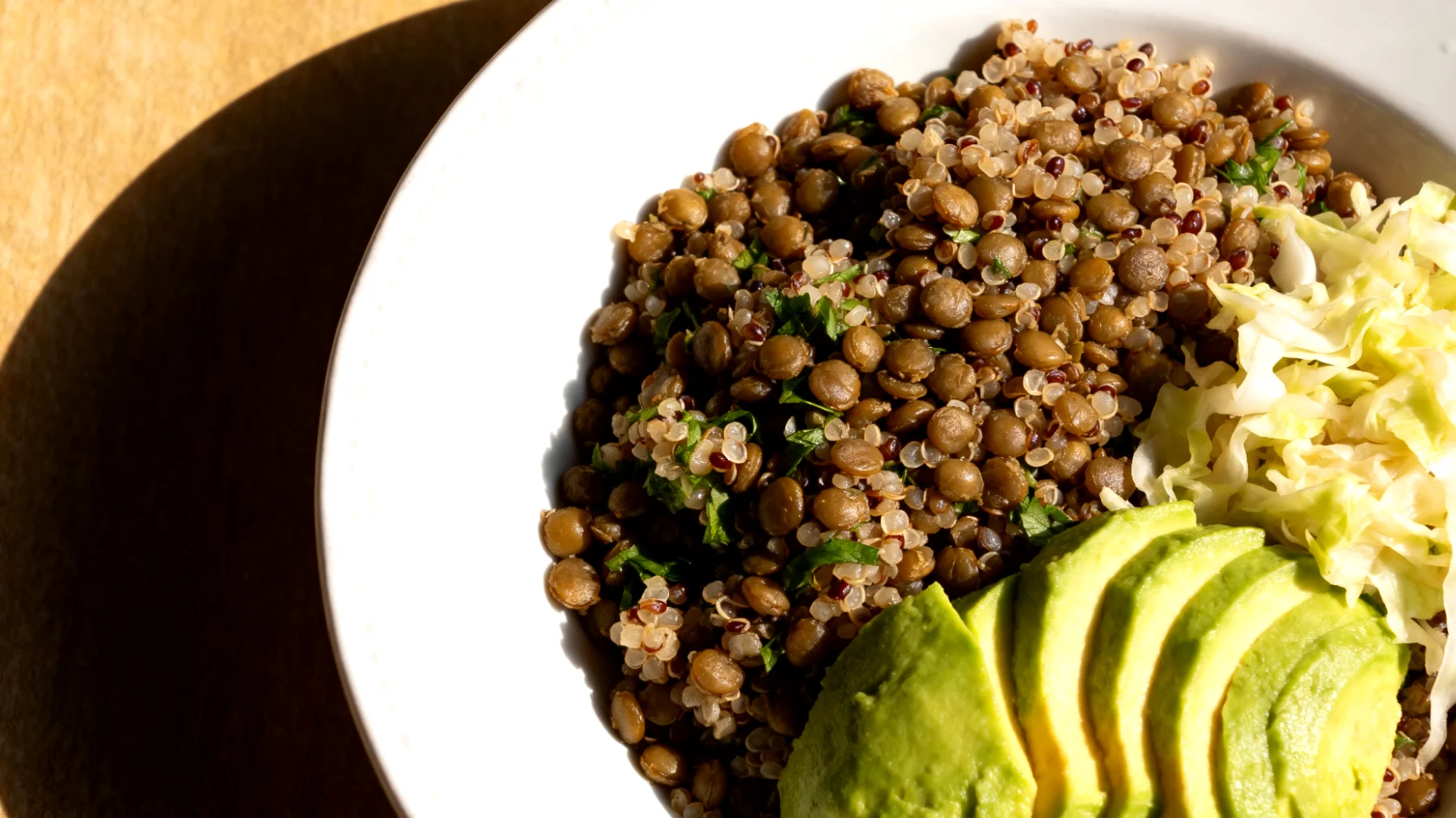 Kinoa salatası mercimek, avokado ve fermente lahana ile"